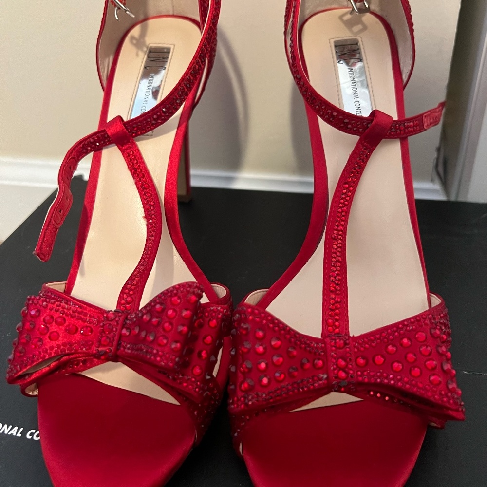 Bow heels